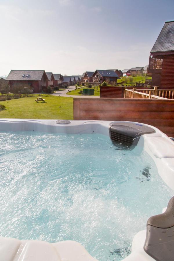 Puffin Hot Tub Lodge, 4 Bedrooms Resort, Pool,Gym,Bar Padstow Exterior photo